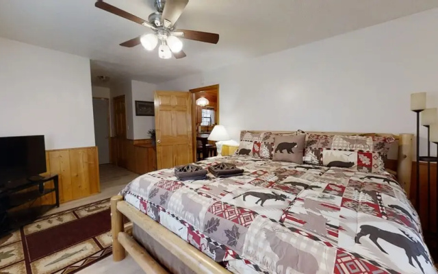 Little Mountain Hideaway 2 Bedroom Cabin by Redawning