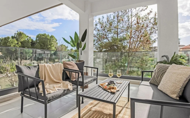 Sanders Triple - Lovely 1-bdr Apt With Balcony