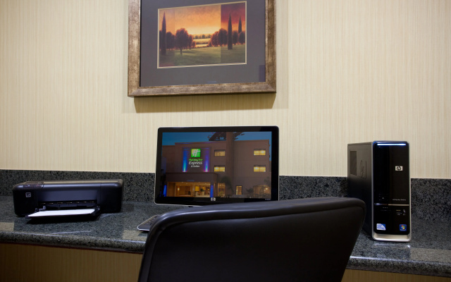 Holiday Inn Express & Suites Woodland Hills by IHG