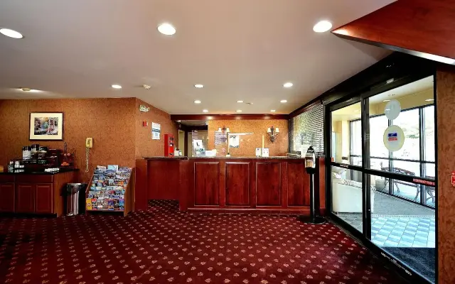Riverview Inn & Suites