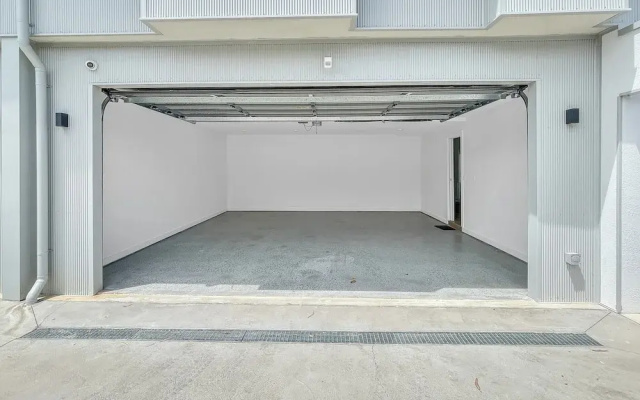 Modern 4-bed Townhouse With Water Views