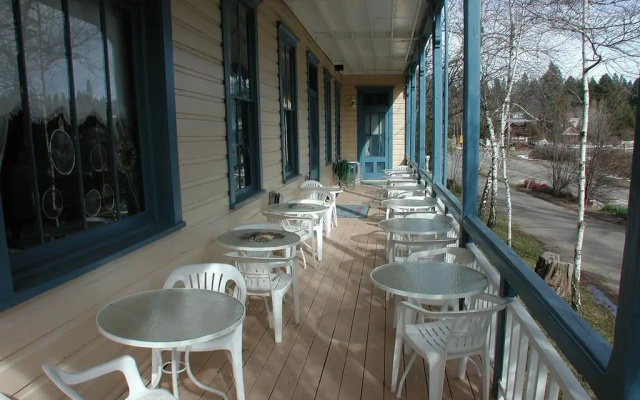 American River Inn