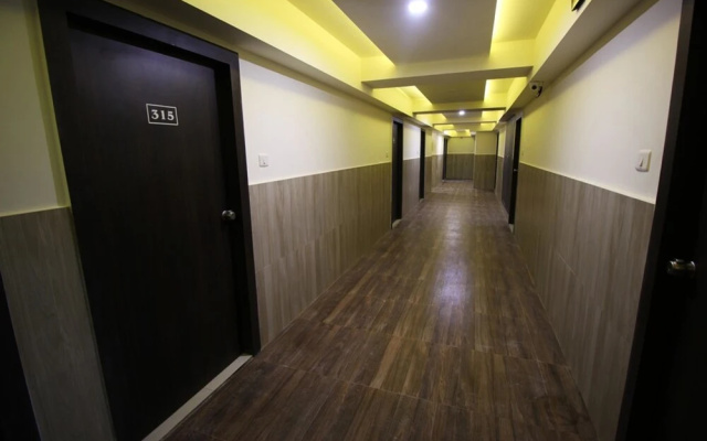 OYO 1360 Hotel Cross Road