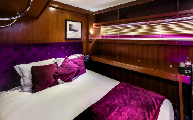 VIP Paris Yacht Hotel