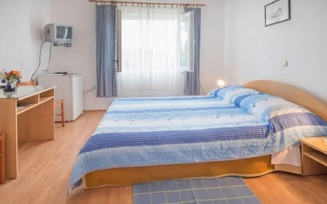 Apartment and Rooms Luka