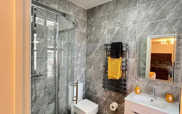 Cozy London Apartment , 2 Minutes to Tube!