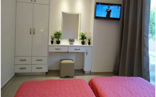 Makis Louvlis Apartments & Studios