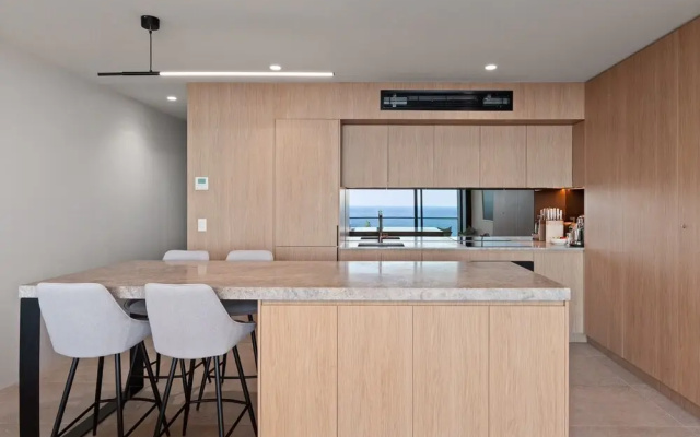 Modern 1-bed With Tamarama Beach Views