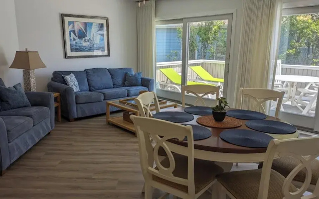 Mariners Court 221