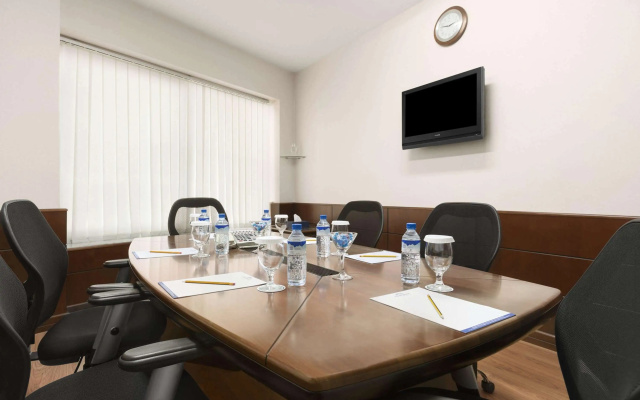 Отель Howard Johnson by Wyndham Bur Dubai
