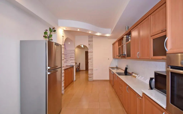 Northern Avenue 2 Bedroom Apertment With Great View HH656
