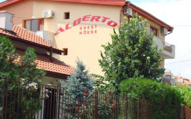 Отель Guest House Alberto Болгария, Равда - отзывы, цены и фото номеров - забронировать отель Guest House Alberto онлайн вид на фасад