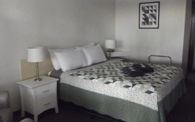 Country Roads Motor Inn