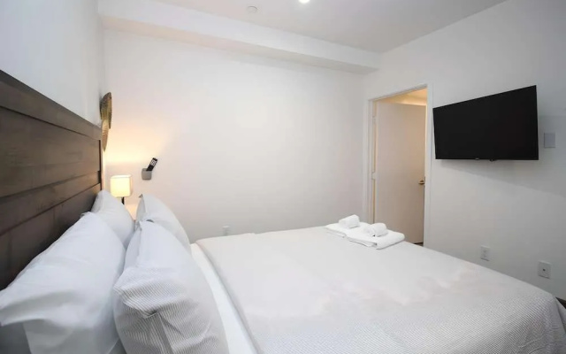 Los Angeles Deluxe Suites Free Parking