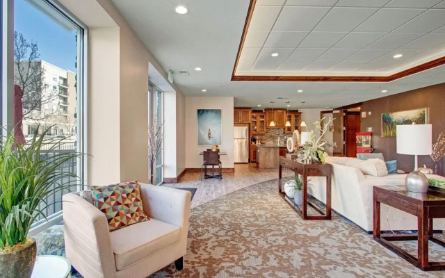 Spacious 2-Bedroom Urban Oasis