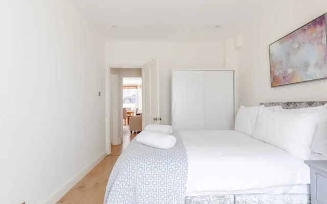 Beautifully Presented 2BD Flat W/patio- Kensington