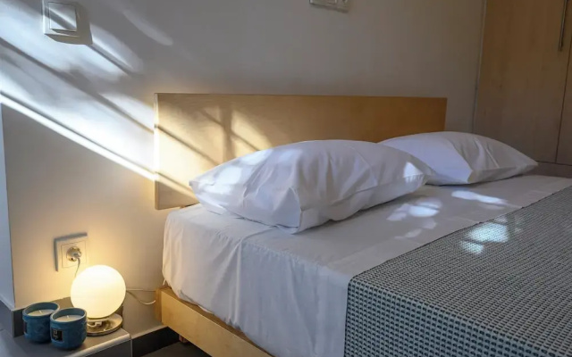 Gazi Metro APT Urban Balcony Oasis