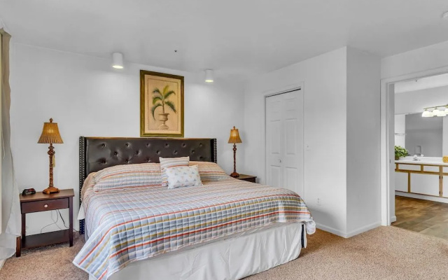 Relaxing Royale 2 Bedroom Condo by Redawning
