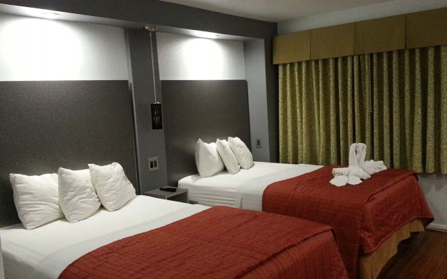 12 Oaks Hotel