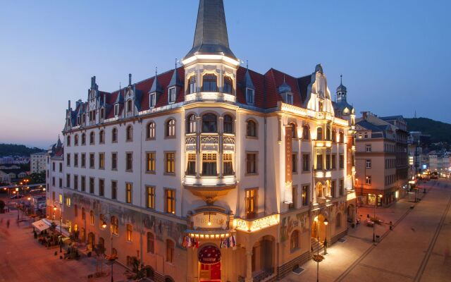 Отель Grandhotel AMBASSADOR - Národní Dum Чехия, Карловы Вары - 1 отзыв об отеле, цены и фото номеров - забронировать отель Grandhotel AMBASSADOR - Národní Dum онлайн вид на фасад