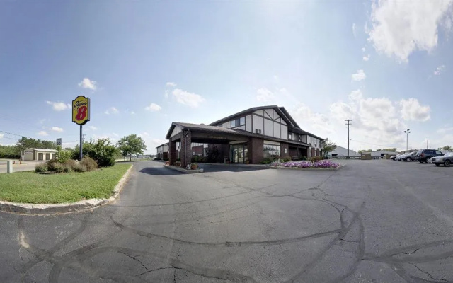 Super 8 Motel - Shawano