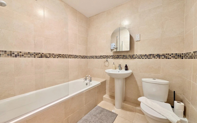 Charming Flat Near London Attractions
