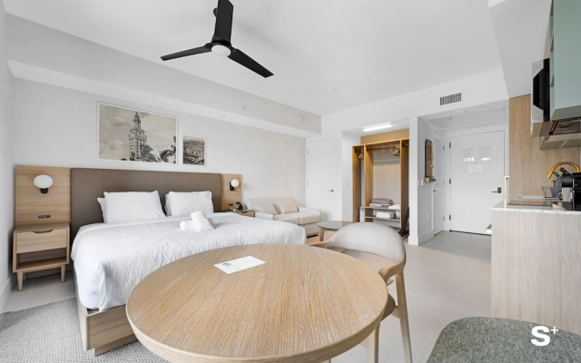 44th-Floor Luxury Condo - Gym & Pool