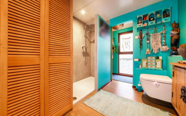 Houseboat - Sleeps 2 & Free Parking
