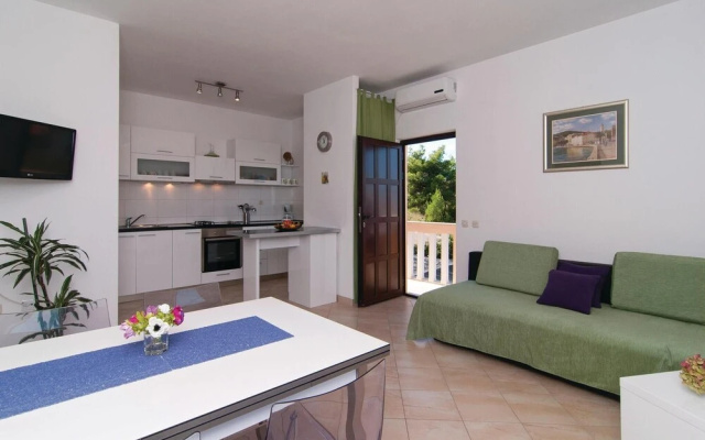 Amazing Home in Sutivan with Hot Tub, WiFi & 3 Bedrooms