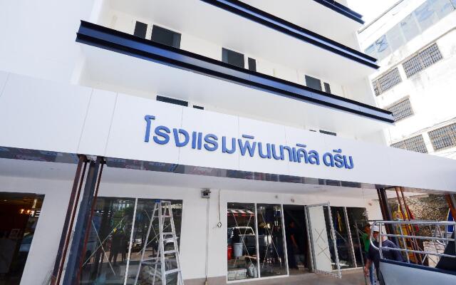 Отель Pinnacle Sukhumvit Inn Бангкок вид на фасад