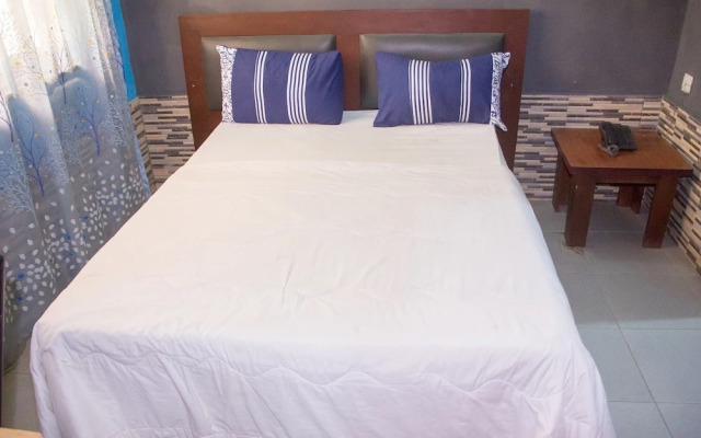 Lukham Crown Hotel