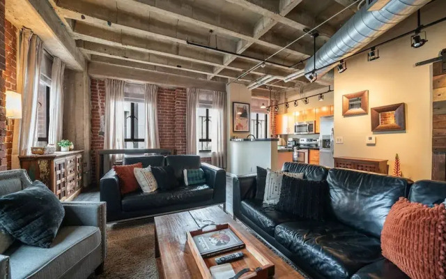Luxury Downtown Phoenix Loft - Pool Gym Laundry