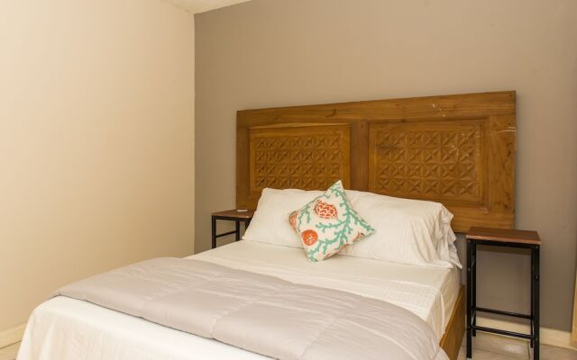 Отель Kingston Most Centrally Located Two Bdrm вид на фасад