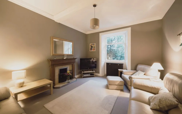 Beautiful 3 Bedroom Georgian Townhouse With Parking