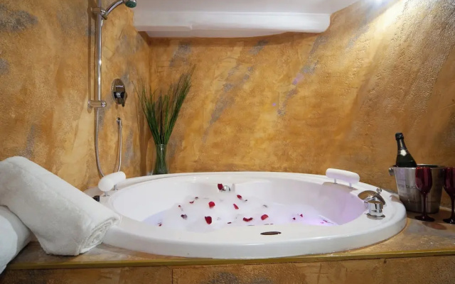 navona jacuzzi apartment