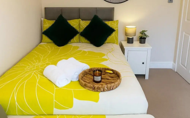 2 Bed Apartment - Sleeps 4 - Parking - Wifi