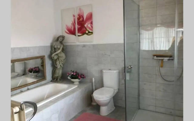 Vrijstaande rietgedekte villa nabij uitvalswegen