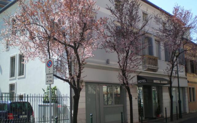 Hotel Aaron вид на фасад