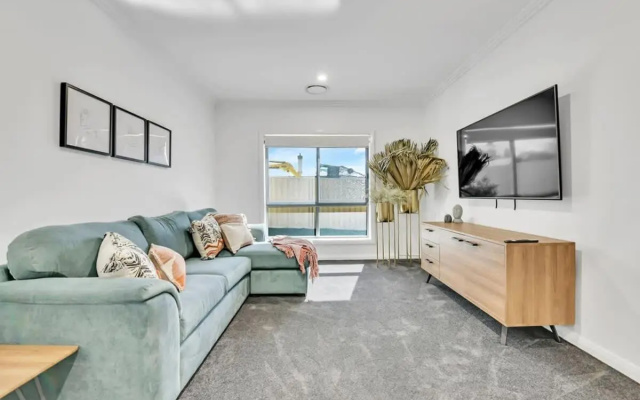 Hideaway on Curran - Modern & Comfy Retreat in CBD Firepit
