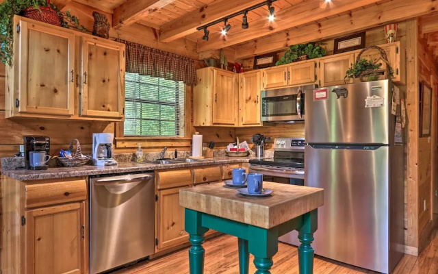 Gatlinburg Mountainside Escape w/ Deck & Hot Tub!