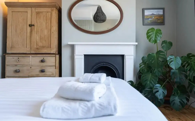 Host Stay Grove Townhouse