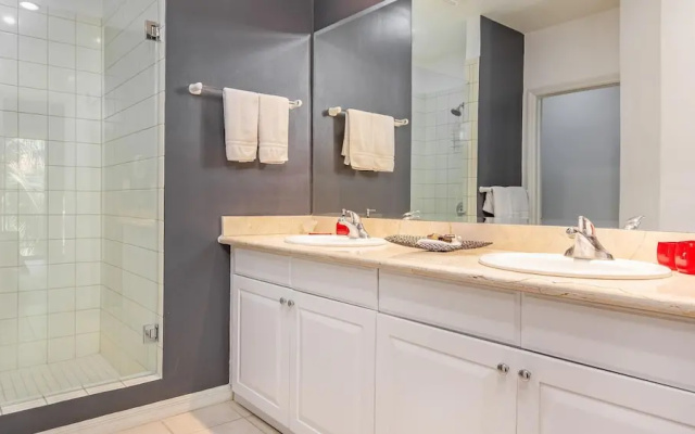 3rd-floor Space with modern decor recently renovated viewing over pool in Coco
