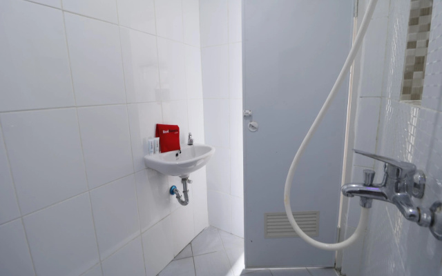 RedDoorz Plus Syariah near Mall Pondok Indah
