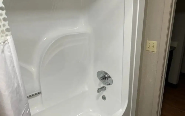 Relax Inn & Suites