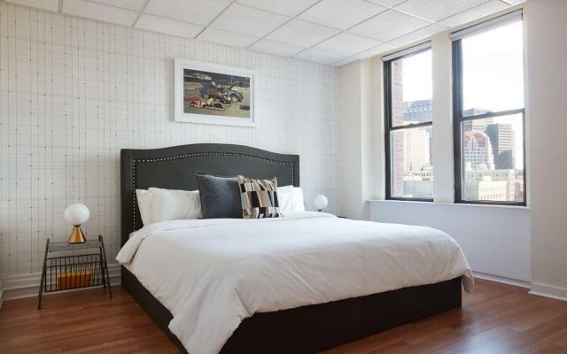 Stylish 1BR + Train | Theatre District | Evonify