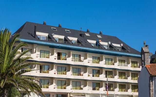 Отель Astuy Apartamentos Арнуэро вид на фасад
