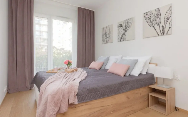 Warsaw Apartment With Parking by Renters