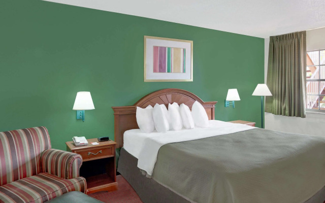 Howard Johnson by Wyndham Ft. Myers FL