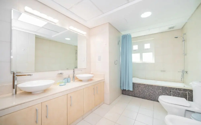 Luton Vacation Homes - Shoreline Apartment, Beach Access