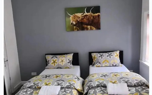 Salford - House - Sleeps 4 - Parking